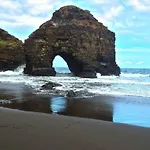 Bright Spacious Apartment, 2 Min Walk From Beach